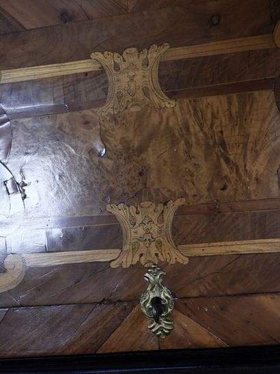 Commode scriban en placage de noyer et prunier,...