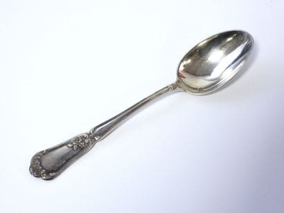 Suite de 12 cuillères à dessert en argent...