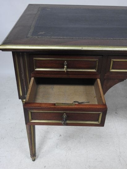 Bureau de style Louis XVI en acajou et placage...