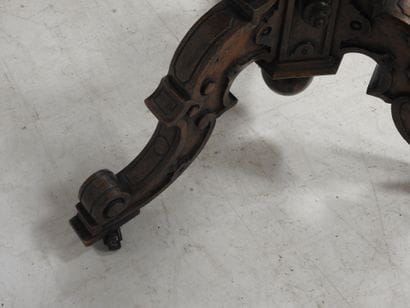 Guéridon en acajou et placage d'acajou à...
