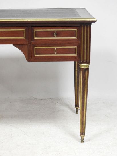 Bureau de style Louis XVI en acajou et placage...