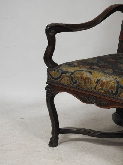 Fauteuil à haut dossier droit en bois naturel...