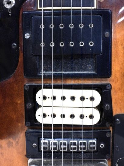 FUJI ROLAND CORPORATION
Guitare électrique...