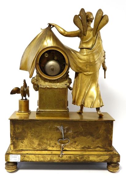 Pendule en bronze ciselé et doré, le mouvement...