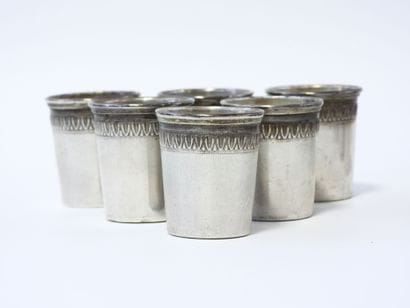 Lot de 17 godets à alcool en argent poinçon...