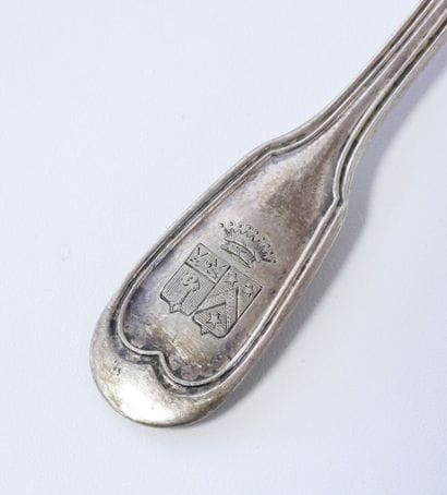 Suite de 9 cuillères à dessert en argent...