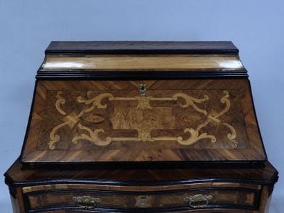 Commode scriban en placage de noyer et prunier,...