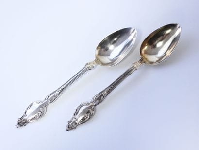 Suite de 12 cuillères à dessert en argent...