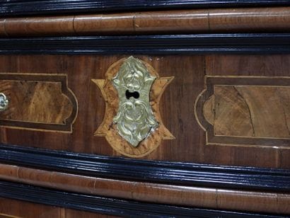 Commode scriban en placage de noyer et prunier,...