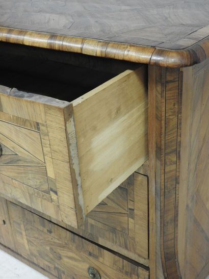 Commode de type Mazarine en bois naturel...