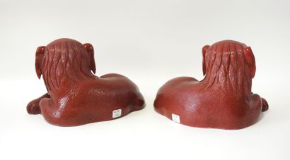 CHINE
Paire de lions couchés en porcelaine...
