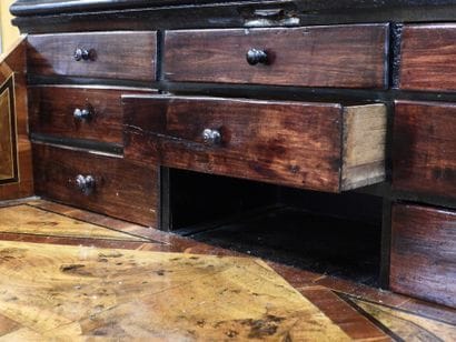 Commode scriban en placage de noyer et prunier,...