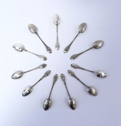 Suite de 11 cuillères à dessert en argent...