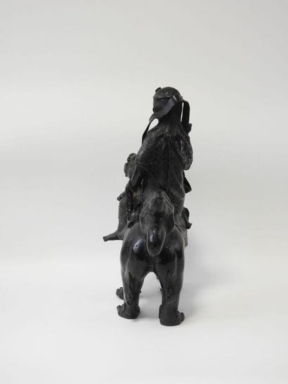 JAPON
Statuette Monju assise sur une chimère...