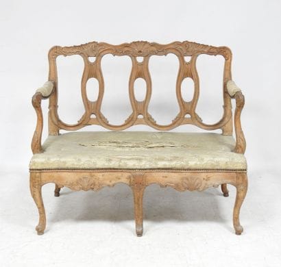 Banquette en bois naturel mouluré et sculpté,...