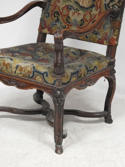 Fauteuil à haut dossier droit en bois naturel...