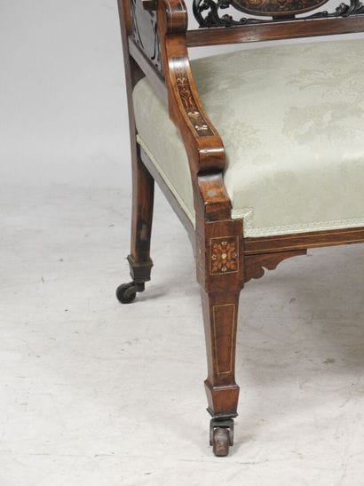 Paire de fauteuils en palissandre et marqueterie...