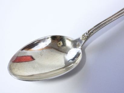 Suite de 12 cuillères à dessert en argent...