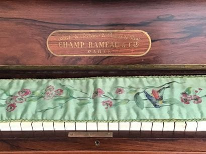Piano droit CHAMP RAMEAU & Cie dédicacé par...