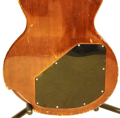 FUJI ROLAND CORPORATION
Guitare électrique...