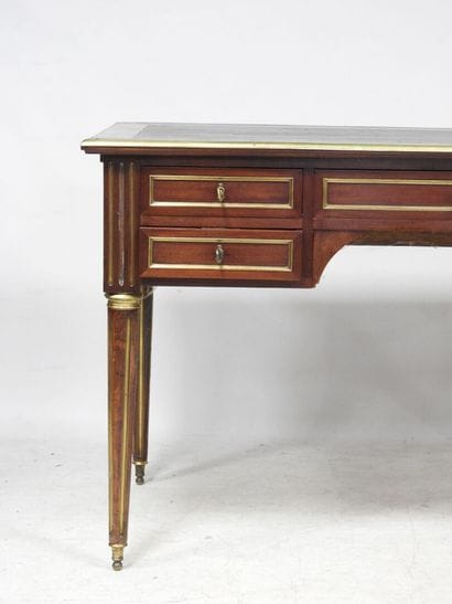 Bureau de style Louis XVI en acajou et placage...
