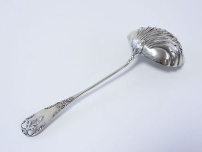 Cuillère saupoudreuse en argent 
Poinçon...