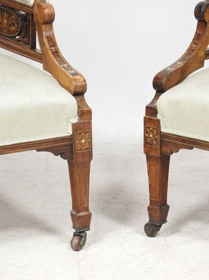 Paire de fauteuils en palissandre et marqueterie...