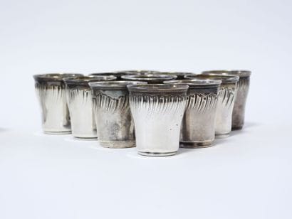 Lot de 17 godets à alcool en argent poinçon...
