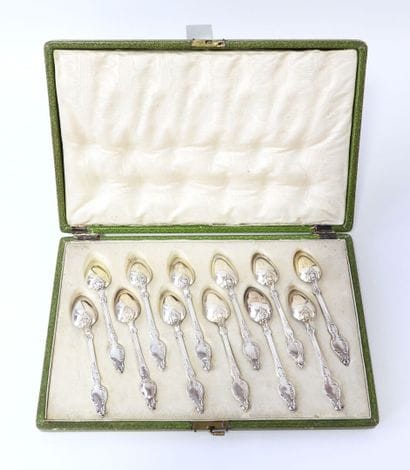 Suite de 12 cuillères à dessert en argent...