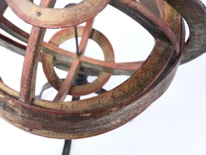 Sphère armillaire en carton sur piétement...