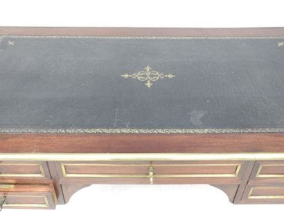 Bureau de style Louis XVI en acajou et placage...