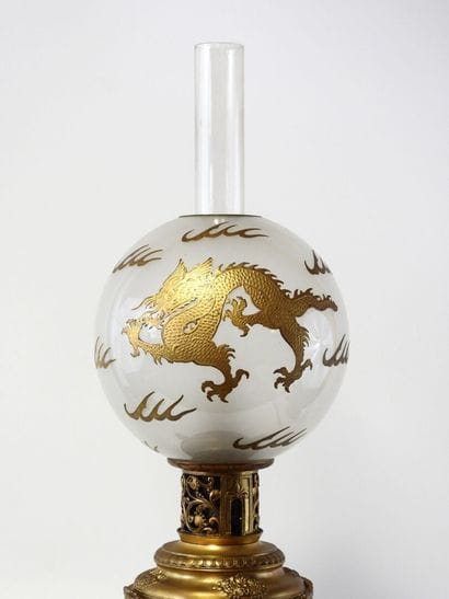 Importante lampe à pétrole de forme balustre...