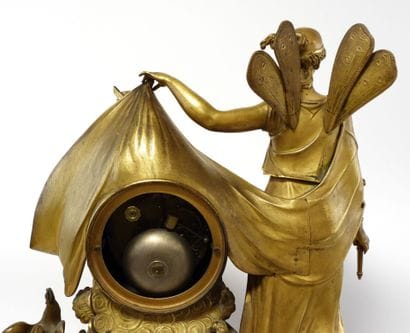 Pendule en bronze ciselé et doré, le mouvement...