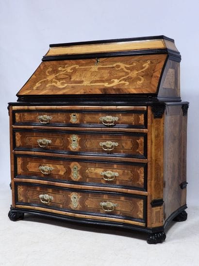 Commode scriban en placage de noyer et prunier,...