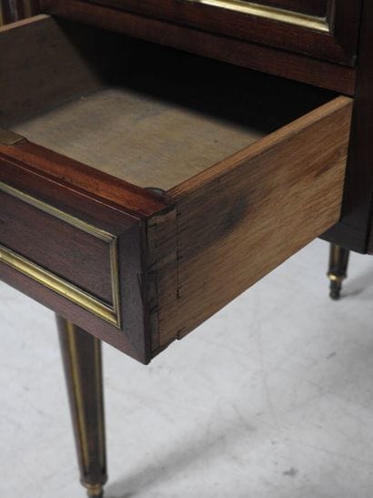 Bureau de style Louis XVI en acajou et placage...