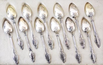 Suite de 12 cuillères à dessert en argent...