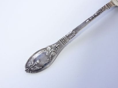 Suite de 11 cuillères à dessert en argent...