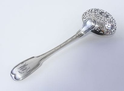 Cuillère saupoudreuse en argent XVIIIeme...