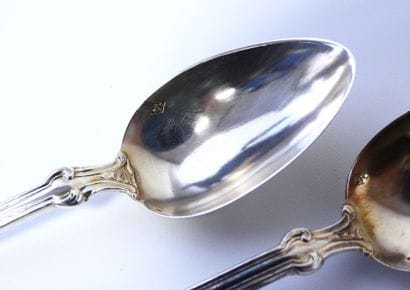 Suite de 12 cuillères à dessert en argent...