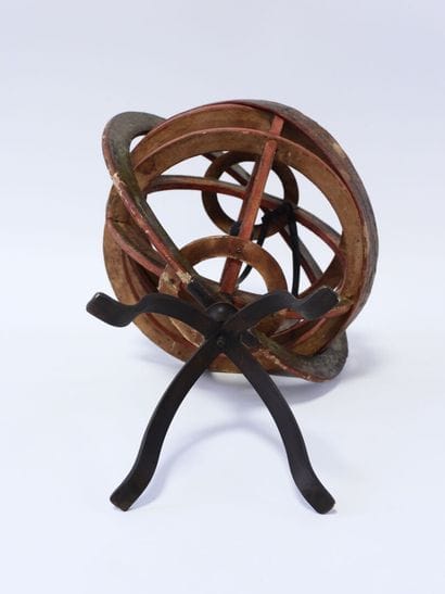 Sphère armillaire en carton sur piétement...