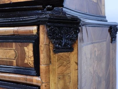 Commode scriban en placage de noyer et prunier,...