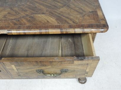 Commode de type Mazarine en bois naturel...