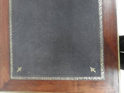 Bureau de style Louis XVI en acajou et placage...