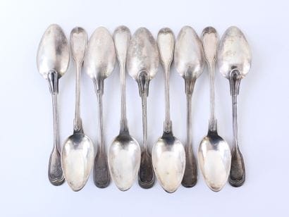 Suite de 9 cuillères à dessert en argent...