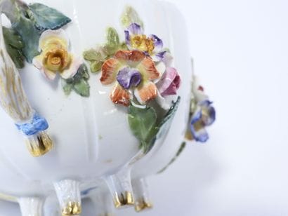 MEISSEN
Tasse et sous-tasse en porcelaine...