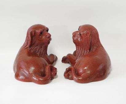 CHINE
Paire de lions couchés en porcelaine...