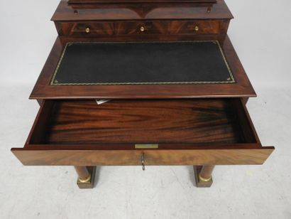 TABLE-BUREAU en acajou et placage d'acajou,...