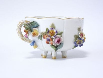MEISSEN
Tasse et sous-tasse en porcelaine...