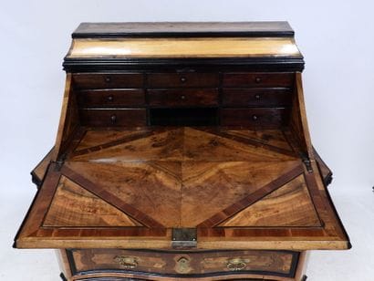 Commode scriban en placage de noyer et prunier,...