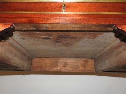 Bureau de style Louis XVI en acajou et placage...
